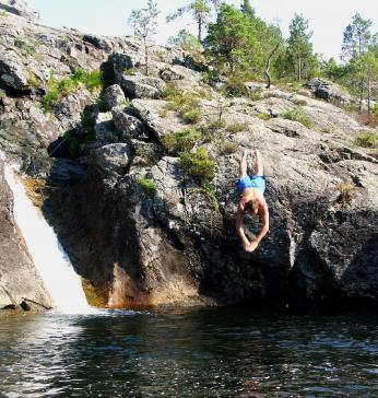 Fantastisk å bade i elven nedenfor feltet.