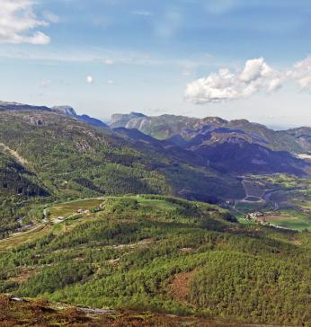 Utsikt fra Fjellsenden bak feltet.
